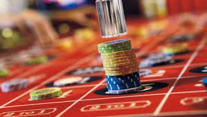 CQ9 live blackjack table with professional dealer and gaming chips